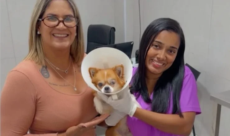 Tutora e veterinária do Bicho com um cãozinho