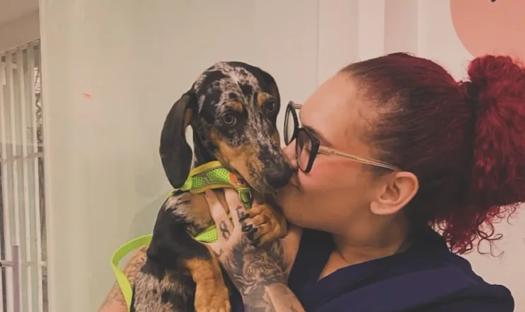 Veterinária do Bicho com um cão no colo